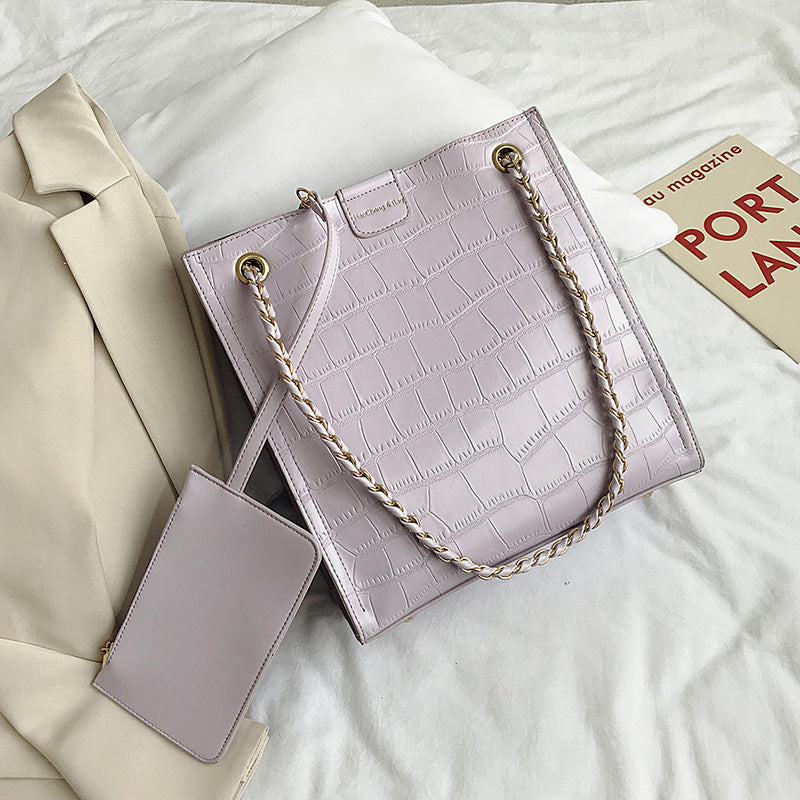 "Elegant Chain Tote Bag – Large Capacity & Fashionable"