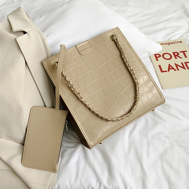 "Elegant Chain Tote Bag – Large Capacity & Fashionable"