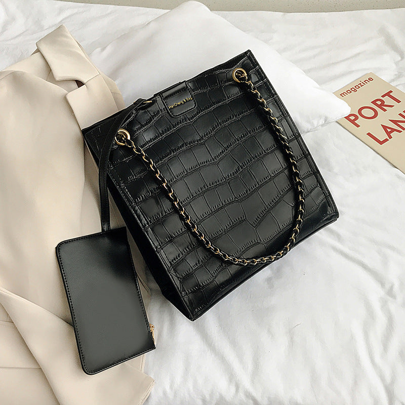 "Elegant Chain Tote Bag – Large Capacity & Fashionable"