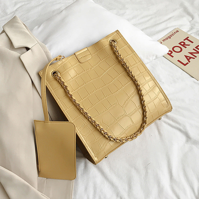 "Elegant Chain Tote Bag – Large Capacity & Fashionable"