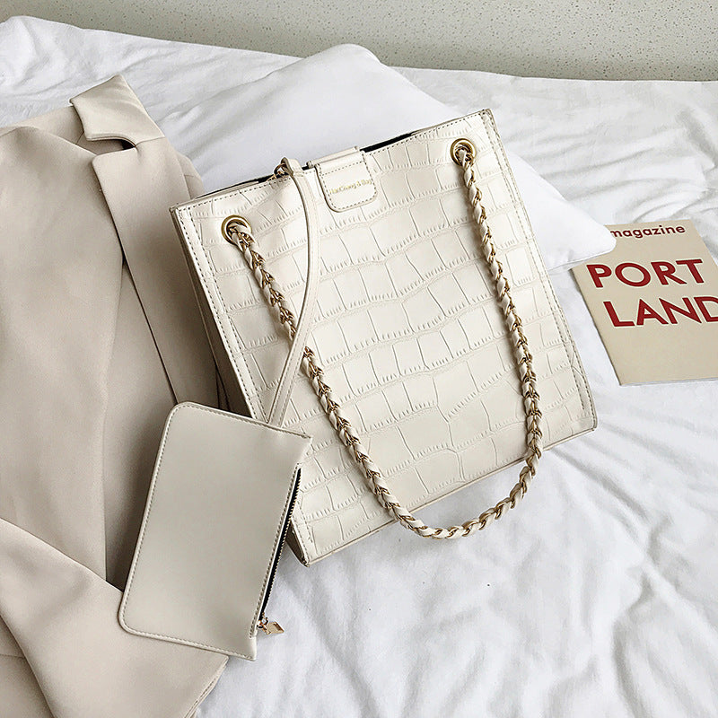 "Elegant Chain Tote Bag – Large Capacity & Fashionable"