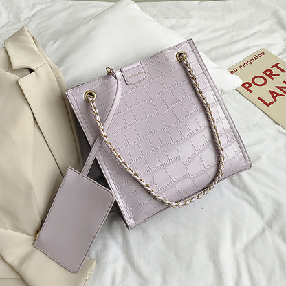 "Elegant Chain Tote Bag – Large Capacity & Fashionable"