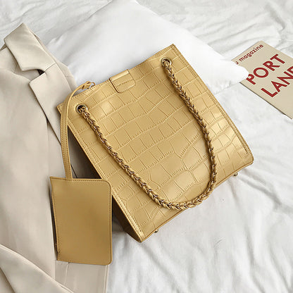 "Elegant Chain Tote Bag – Large Capacity & Fashionable"