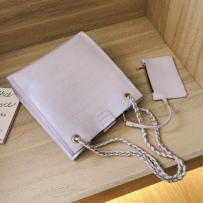 "Elegant Chain Tote Bag – Large Capacity & Fashionable"