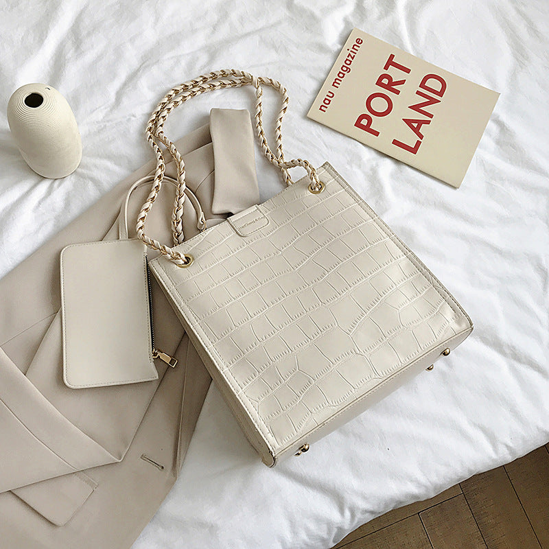 "Elegant Chain Tote Bag – Large Capacity & Fashionable"